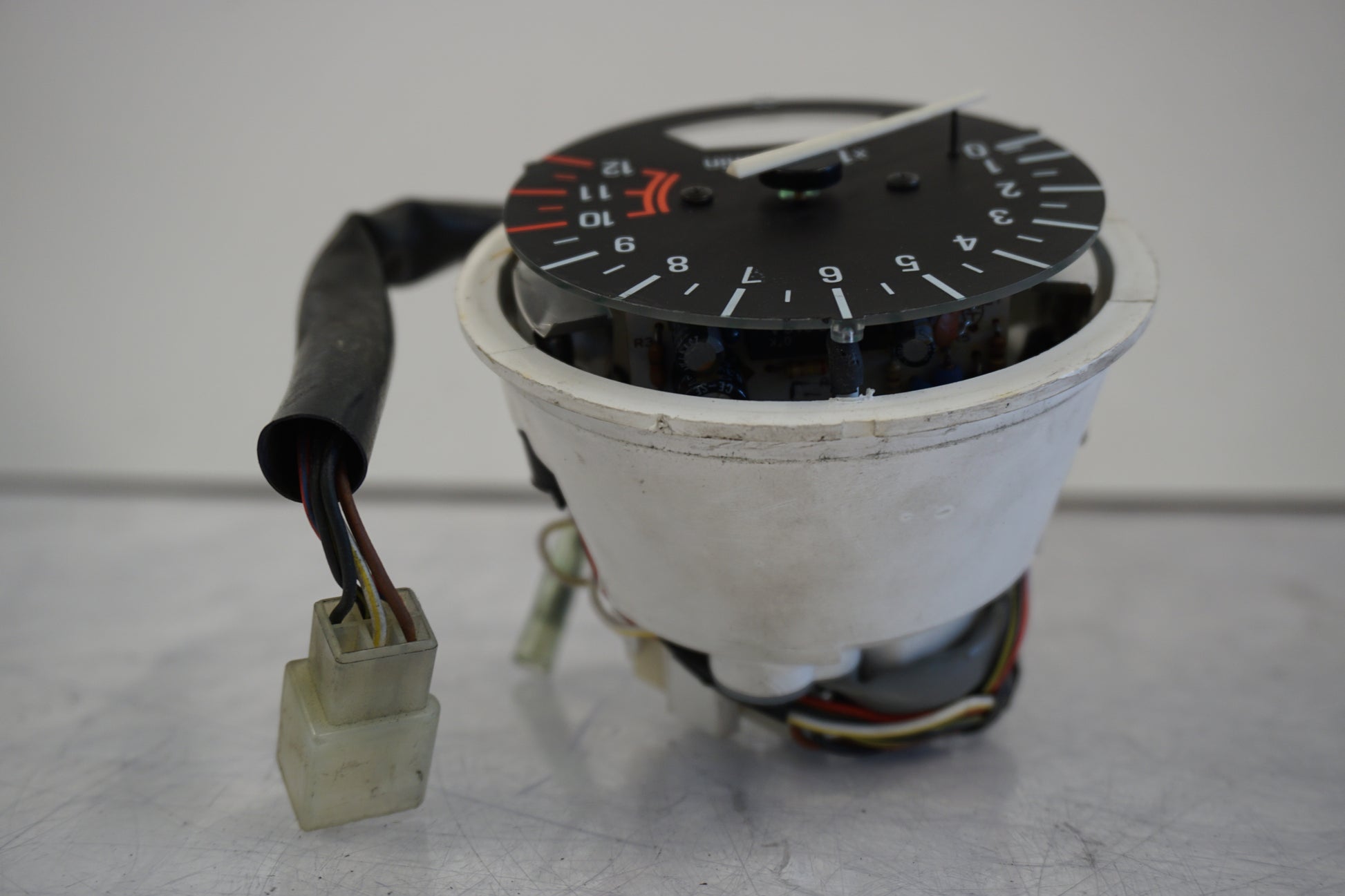 Snett uppifrån på Varvräknare från en Kawasaki Zephyr 750 -1991 motorcykel.