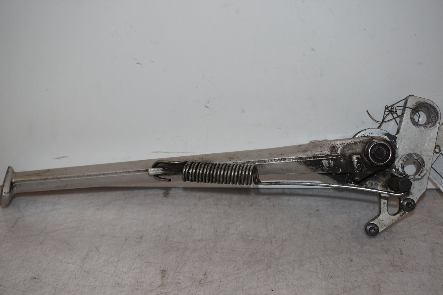 Framsidan på Sidostöd från en Triumph Street Triple R -2009 motorcykel.