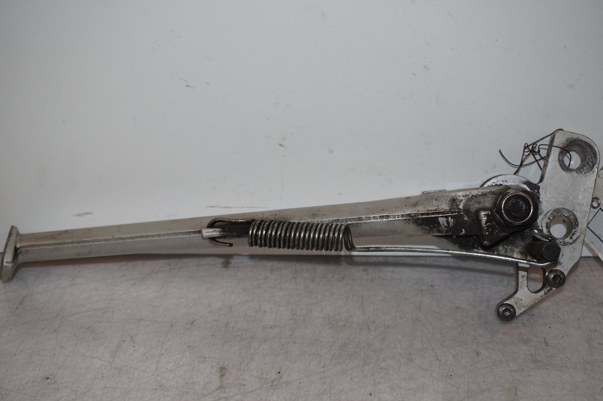 Framsidan på Sidostöd från en Triumph Street Triple R -2009 motorcykel.