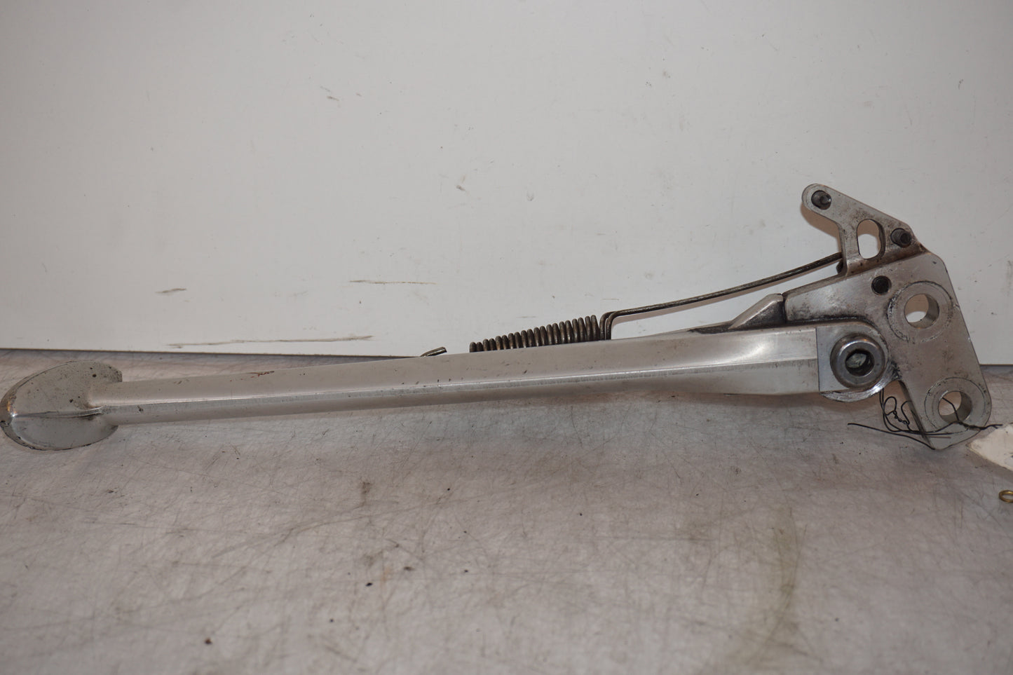 Höger sida på Sidostöd från en Triumph Street Triple R -2009 motorcykel.