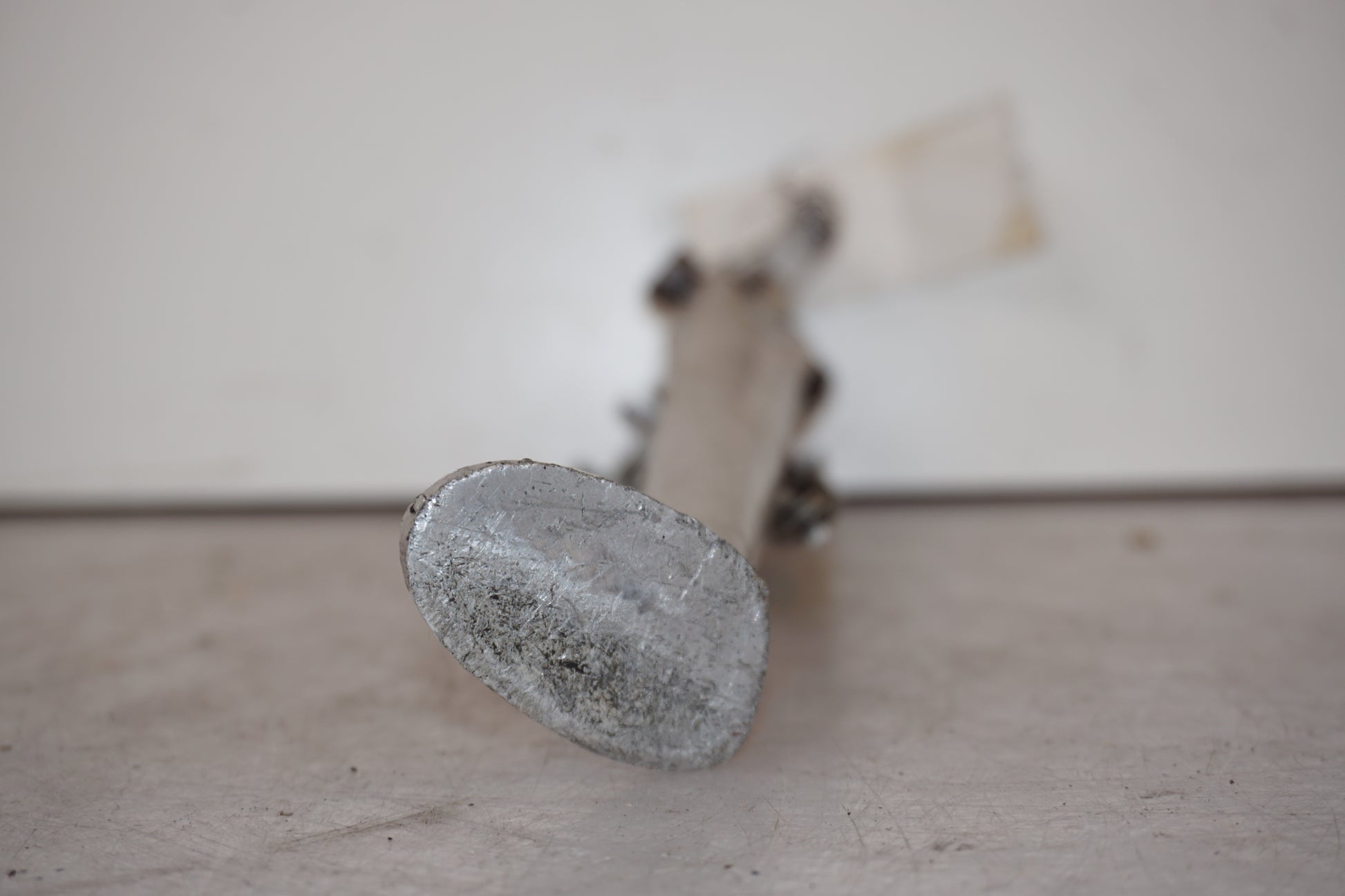 Snett uppifrån på Sidostöd från en Triumph Street Triple R -2009 motorcykel.