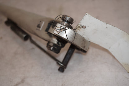 Snett nerifrån på Sidostöd från en Triumph Street Triple R -2009 motorcykel.