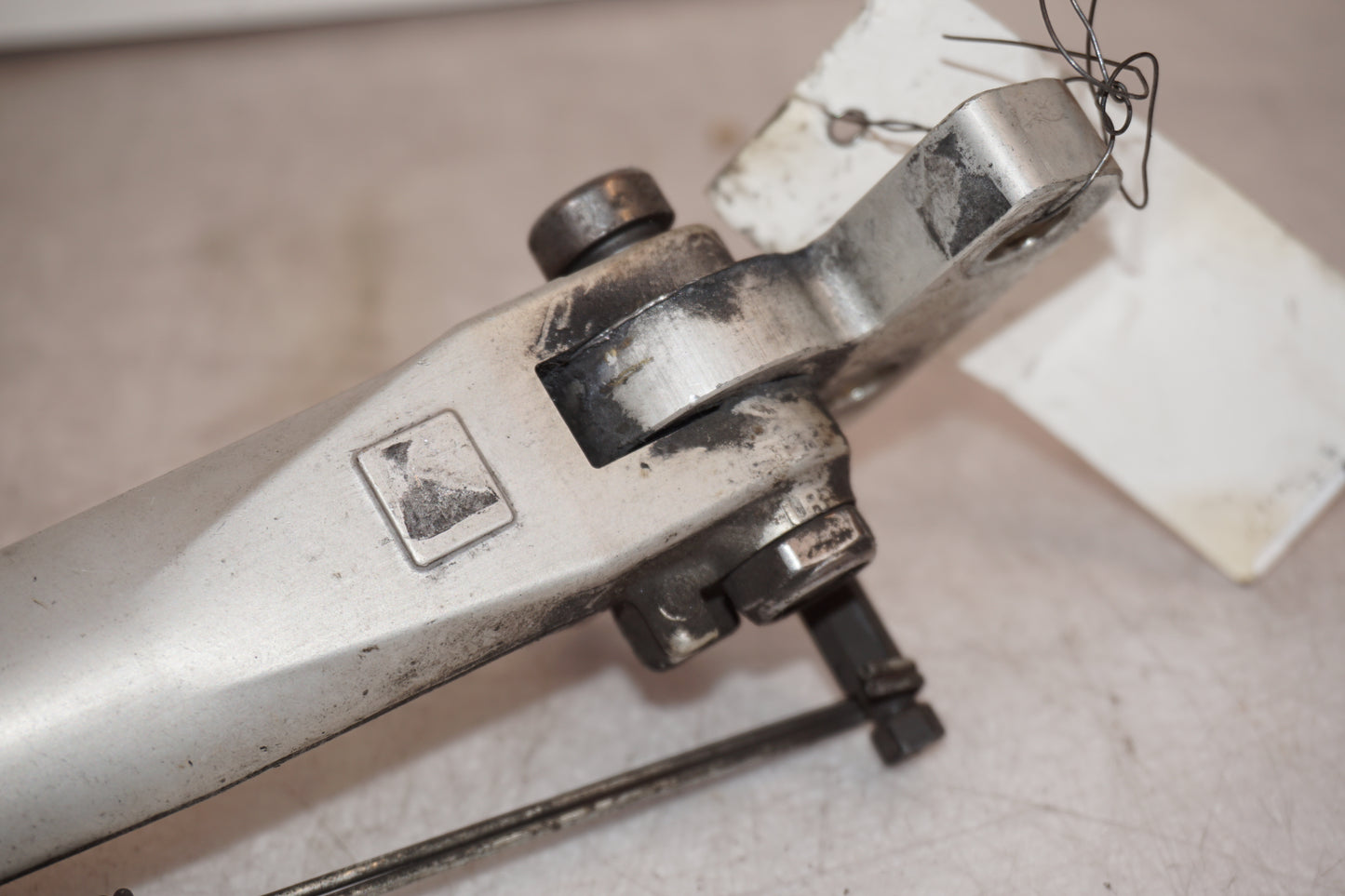 Extrabild1 på Sidostöd från en Triumph Street Triple R -2009 motorcykel.