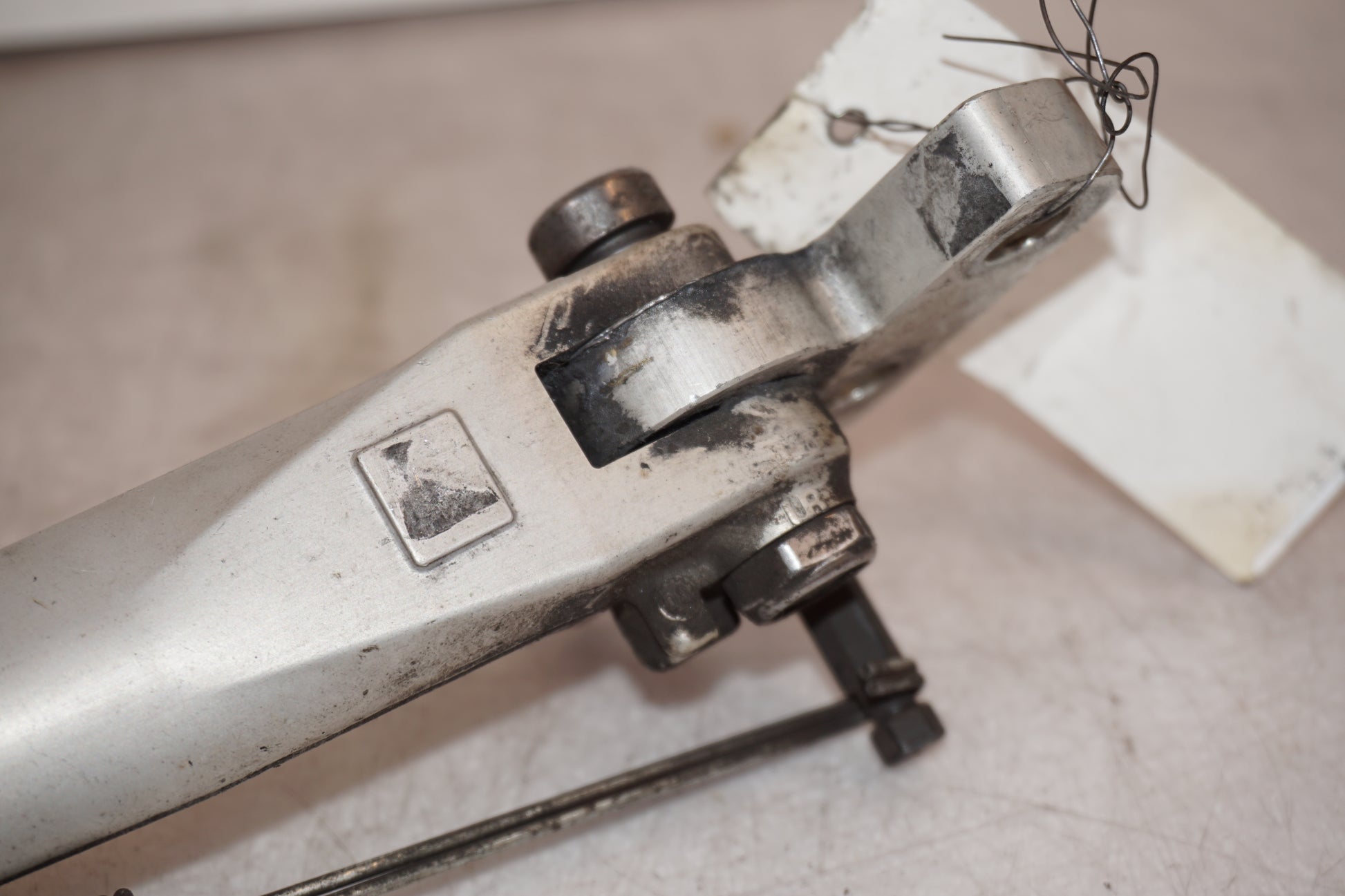 Extrabild1 på Sidostöd från en Triumph Street Triple R -2009 motorcykel.