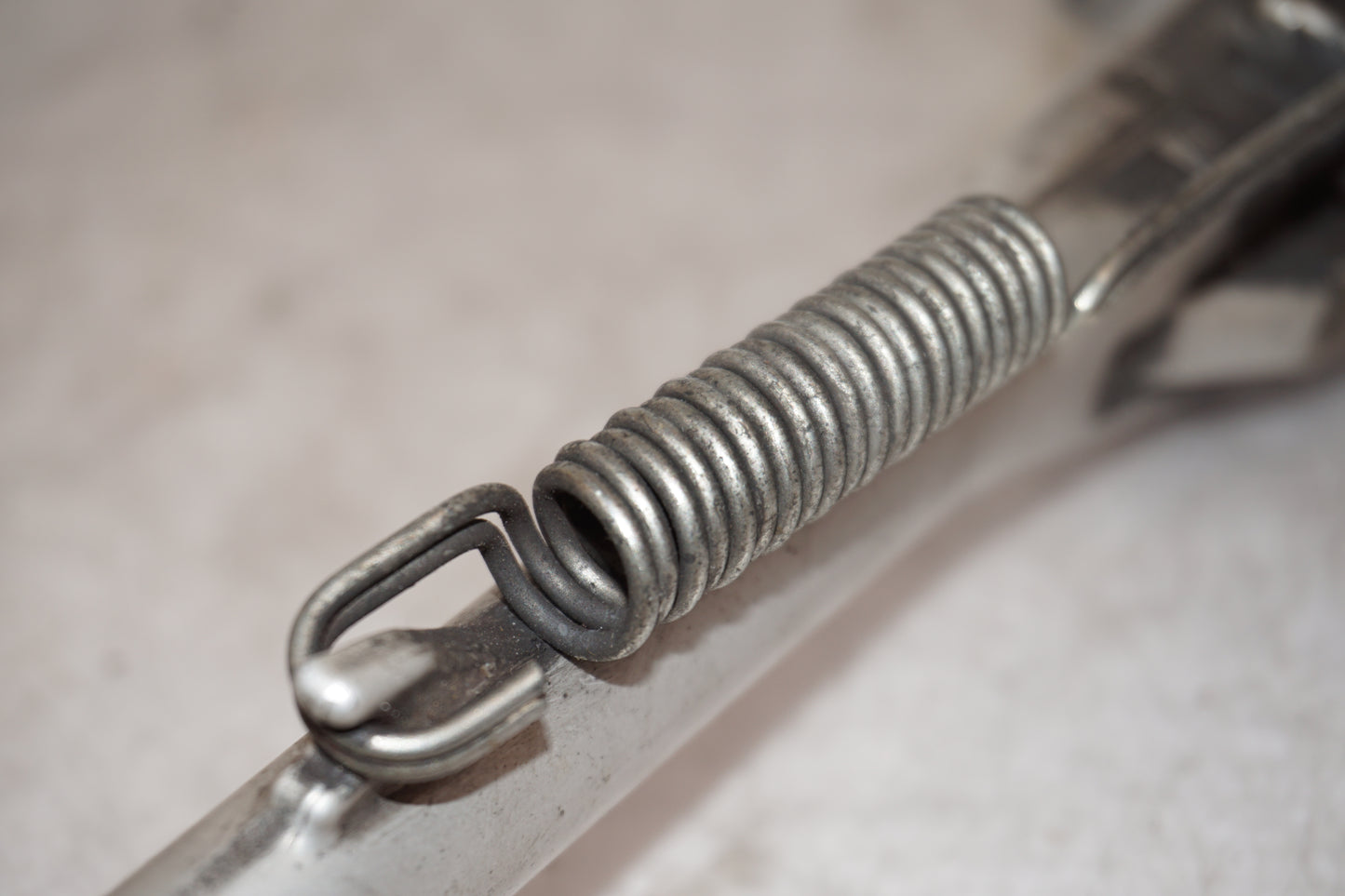 Extrabild3 på Sidostöd från en Triumph Street Triple R -2009 motorcykel.