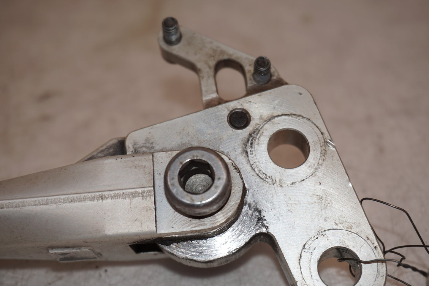 Extrabild4 på Sidostöd från en Triumph Street Triple R -2009 motorcykel.