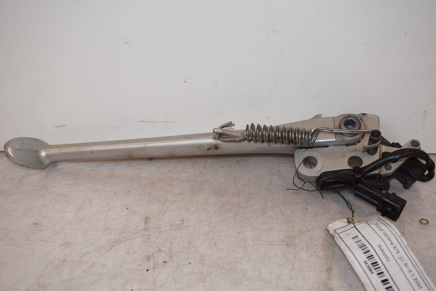 Framsidan på Sidostöd från en Triumph Daytona 675 -2011 motorcykel.