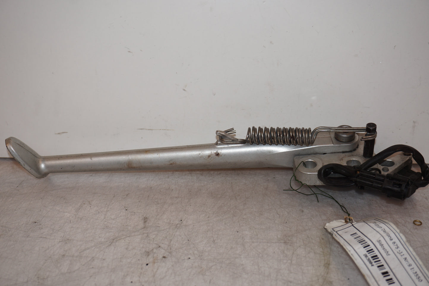 Baksidan på Sidostöd från en Triumph Daytona 675 -2011 motorcykel.