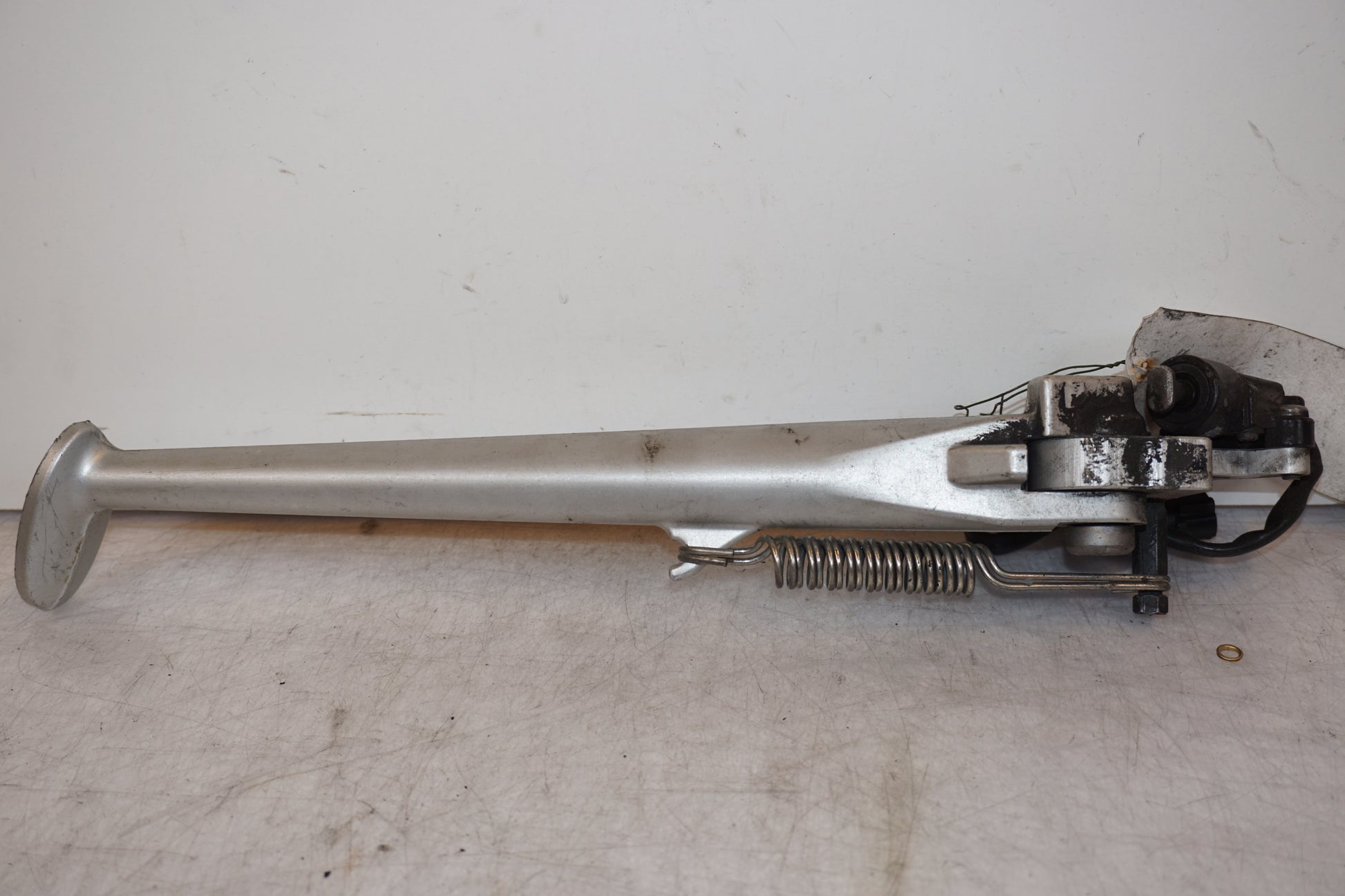 Vänster sida på Sidostöd från en Triumph Daytona 675 -2011 motorcykel.