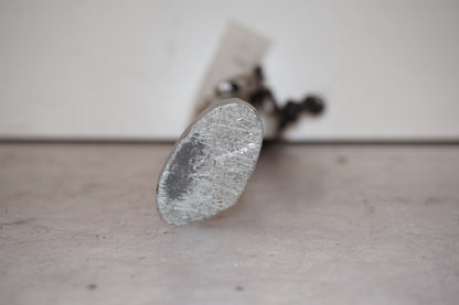 Snett uppifrån på Sidostöd från en Triumph Daytona 675 -2011 motorcykel.