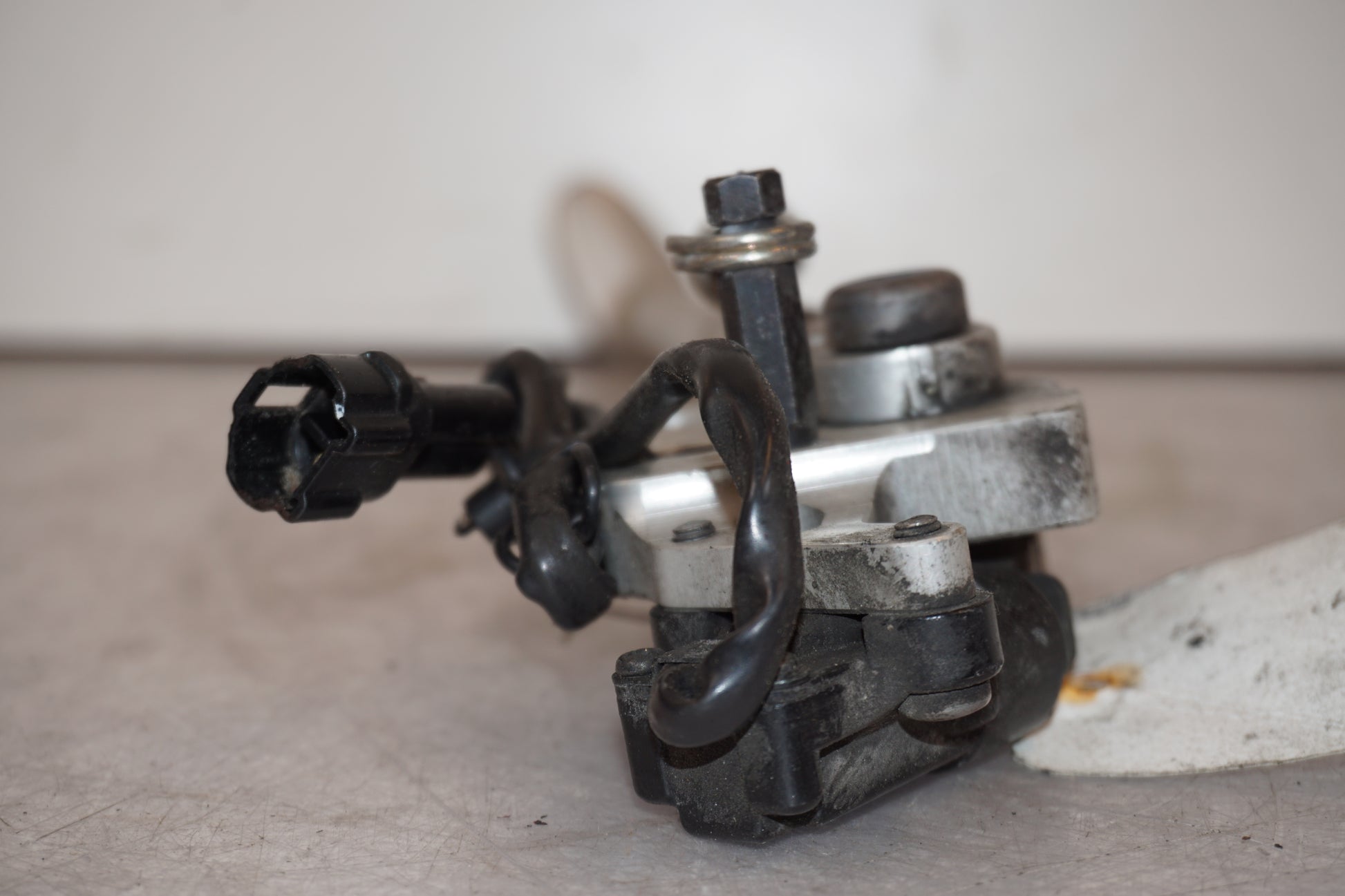 Snett nerifrån på Sidostöd från en Triumph Daytona 675 -2011 motorcykel.