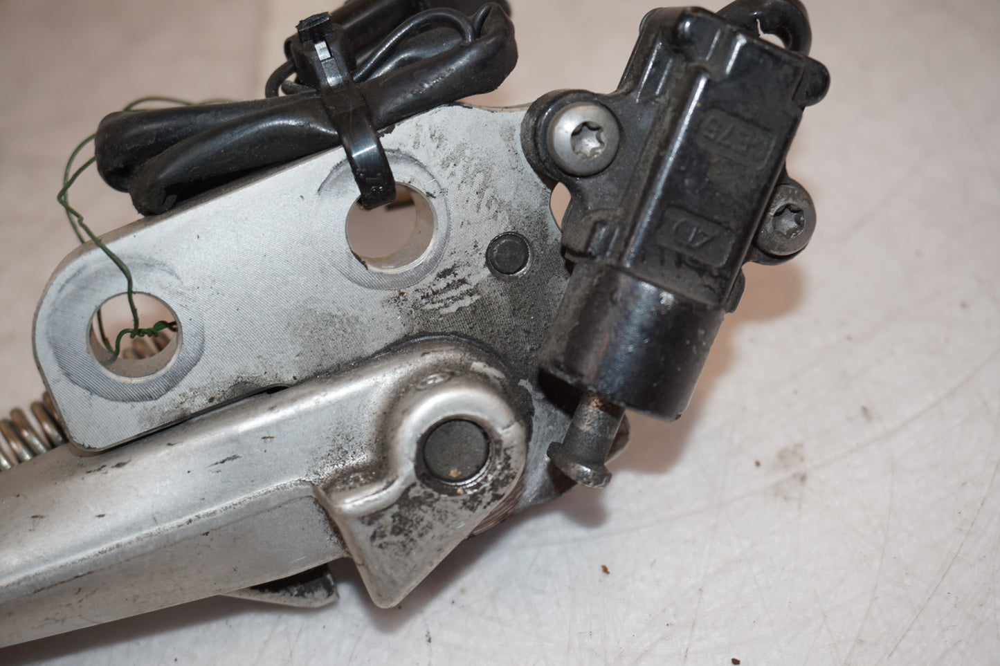 Extrabild2 på Sidostöd från en Triumph Daytona 675 -2011 motorcykel.