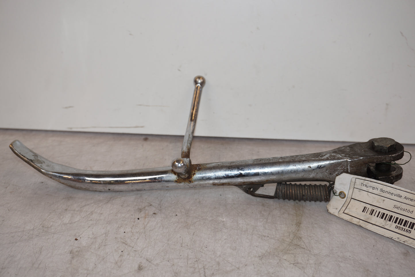 Baksidan på Sidostöd från en Triumph America -2004 motorcykel.