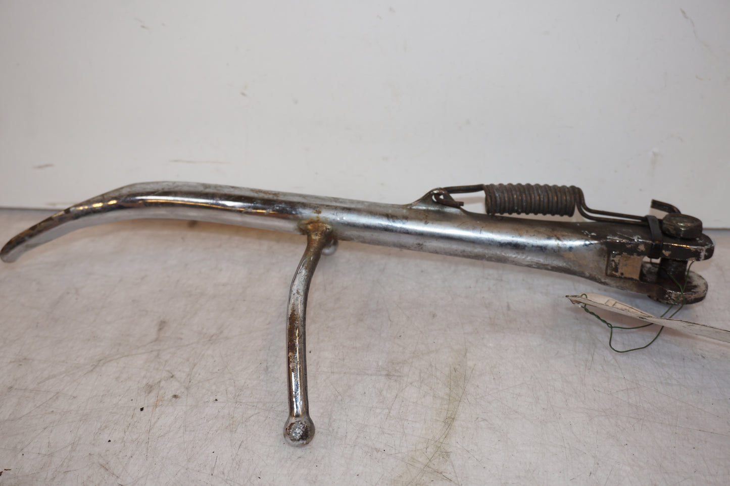 Vänster sida på Sidostöd från en Triumph America -2004 motorcykel.