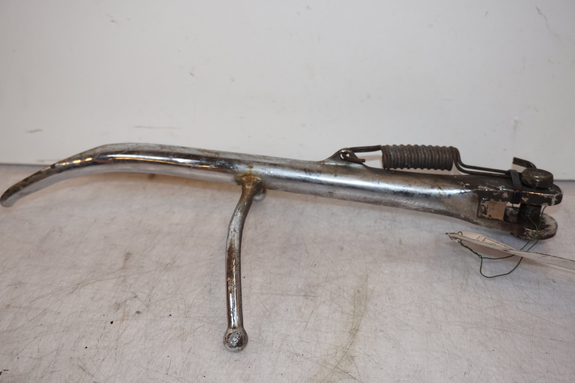 Vänster sida på Sidostöd från en Triumph America -2004 motorcykel.