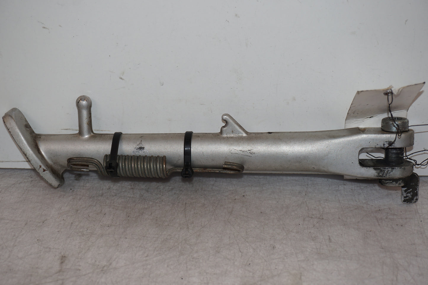 Framsidan på Sidostöd från en Triumph Speed Triple -2005 motorcykel.