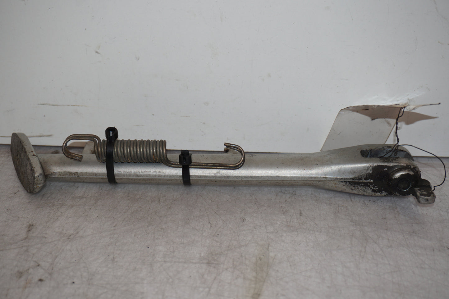 Baksidan på Sidostöd från en Triumph Speed Triple -2005 motorcykel.