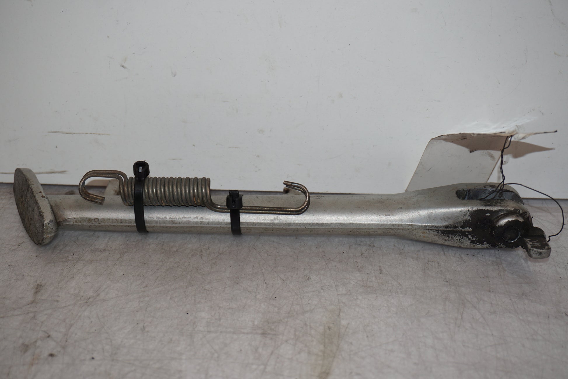 Baksidan på Sidostöd från en Triumph Speed Triple -2005 motorcykel.