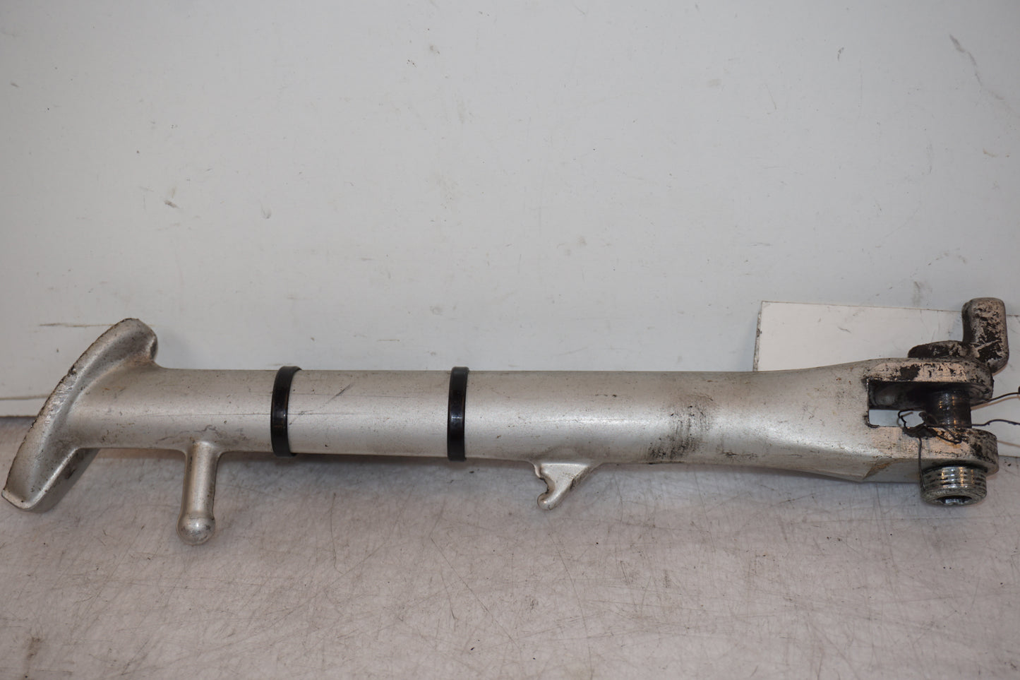 Höger sida på Sidostöd från en Triumph Speed Triple -2005 motorcykel.