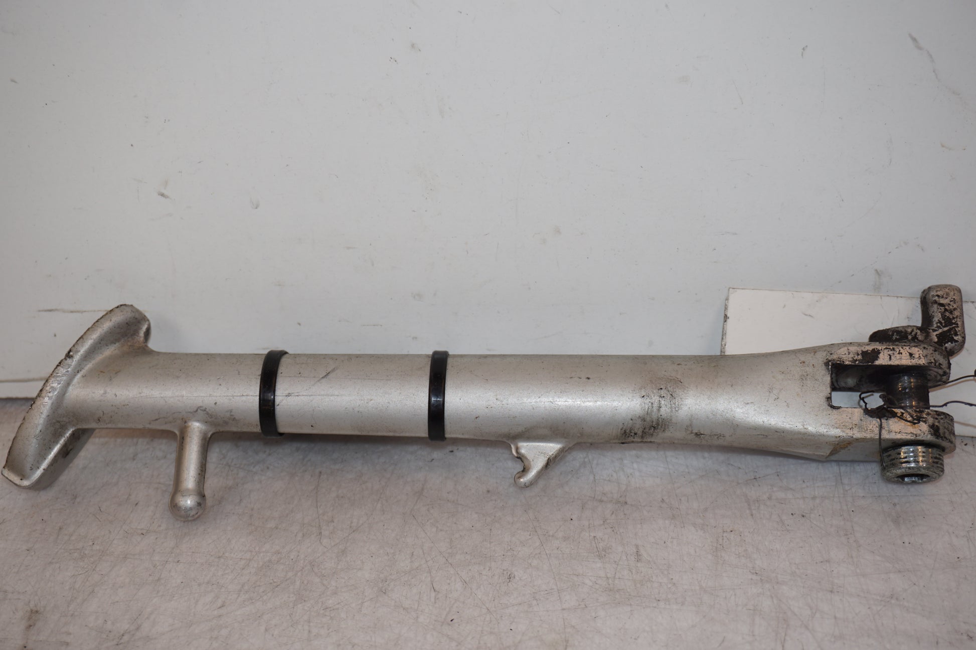 Höger sida på Sidostöd från en Triumph Speed Triple -2005 motorcykel.