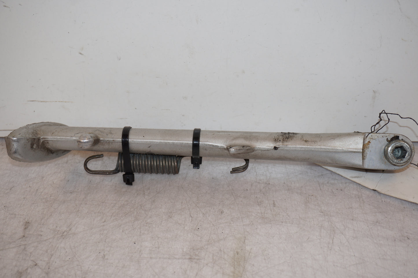 Vänster sida på Sidostöd från en Triumph Speed Triple -2005 motorcykel.