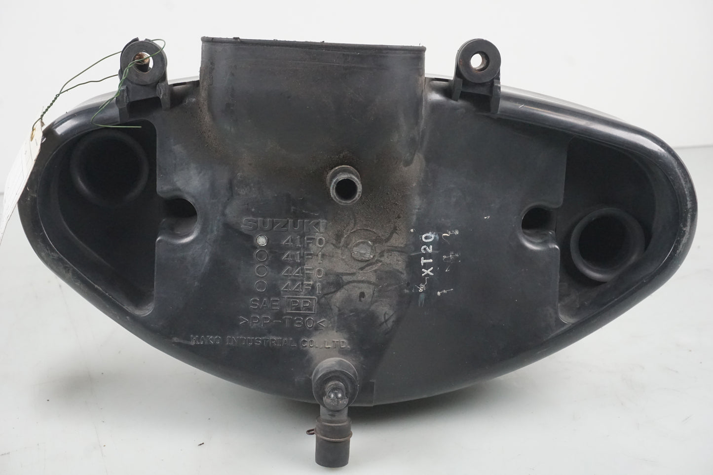 Snett nerifrån på Luftburk från en Suzuki VL 800 -2004 motorcykel.