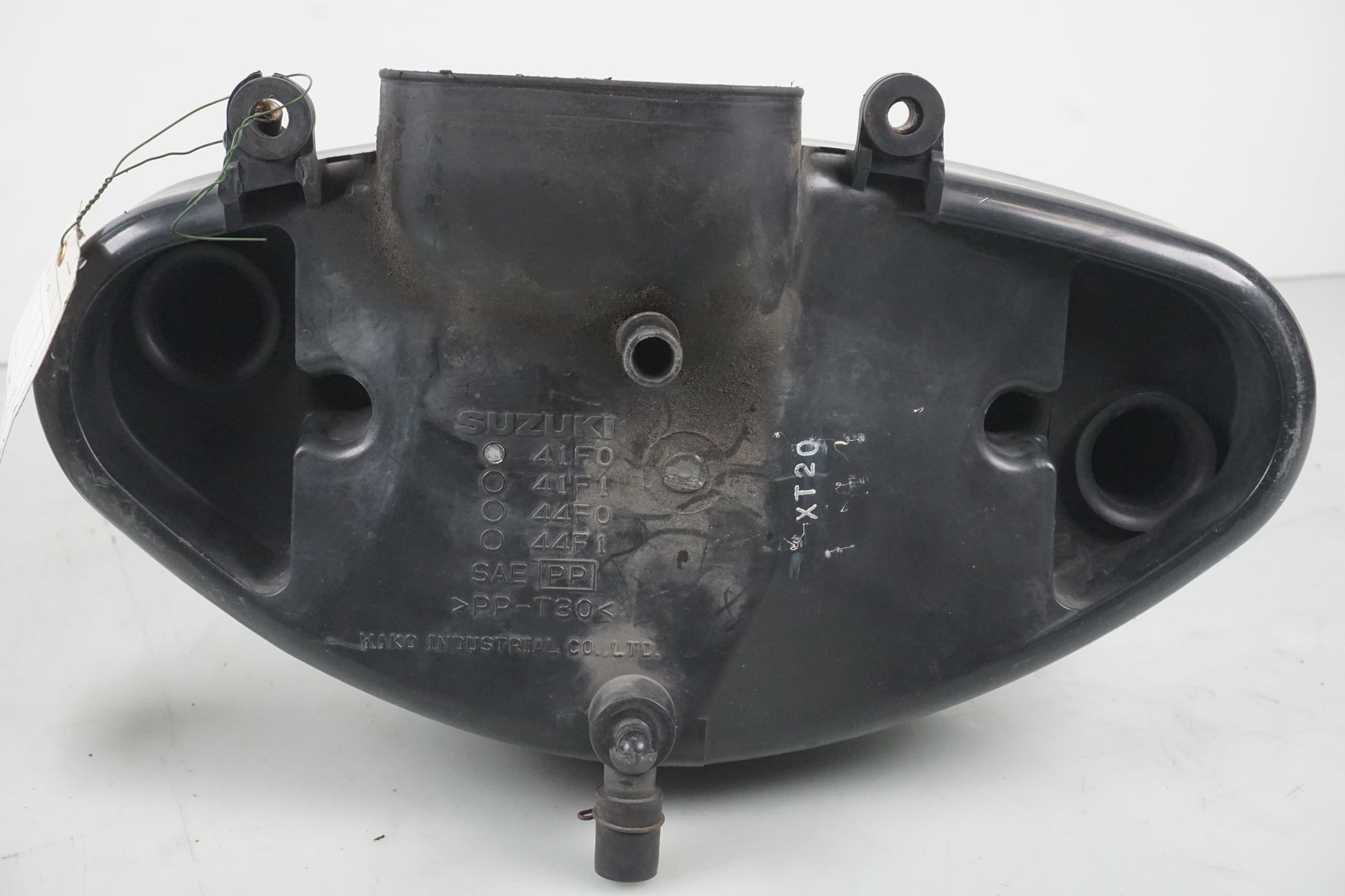 Snett nerifrån på Luftburk från en Suzuki VL 800 -2004 motorcykel.