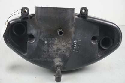 Snett nerifrån på Luftburk från en Suzuki VL 800 -2004 motorcykel.