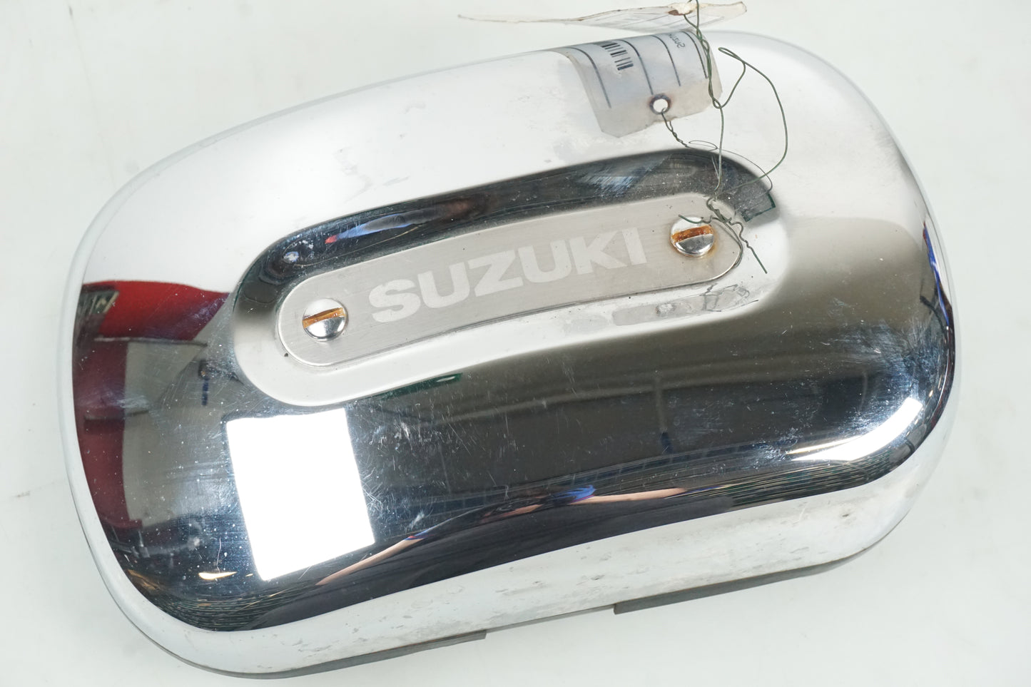 Framsidan på Verktygslåda från en Suzuki VZ 800 -1997 motorcykel.