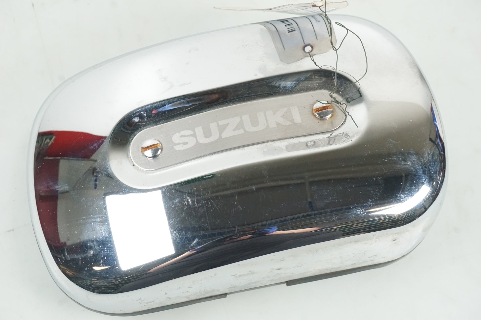 Framsidan på Verktygslåda från en Suzuki VZ 800 -1997 motorcykel.
