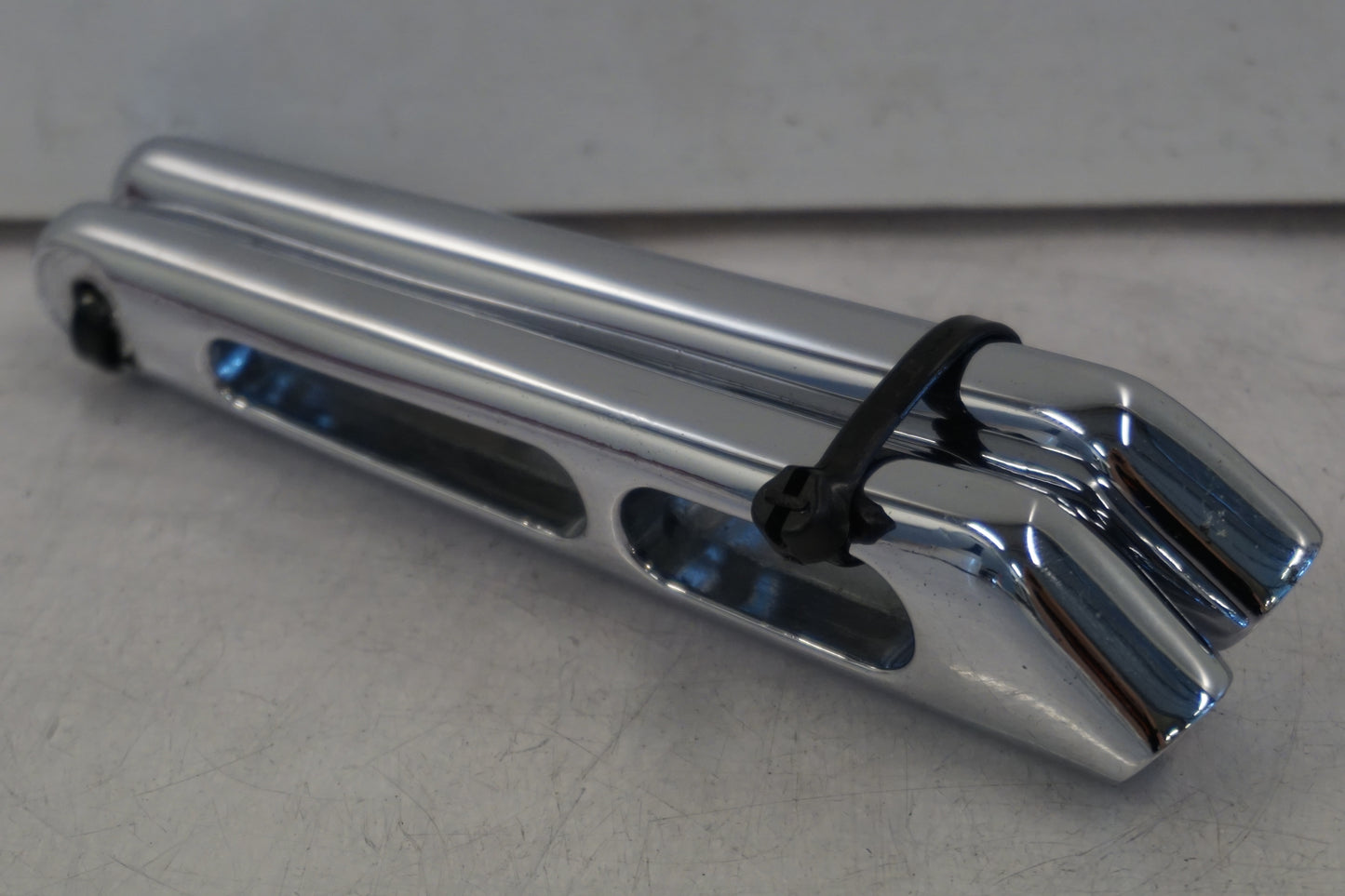 Framsidan på <p>2st krom</p>

<p>Eftermarknad</p> motorcykel.