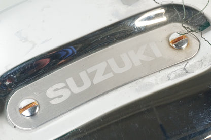 Baksidan på Verktygslåda från en Suzuki VZ 800 -1997 motorcykel.