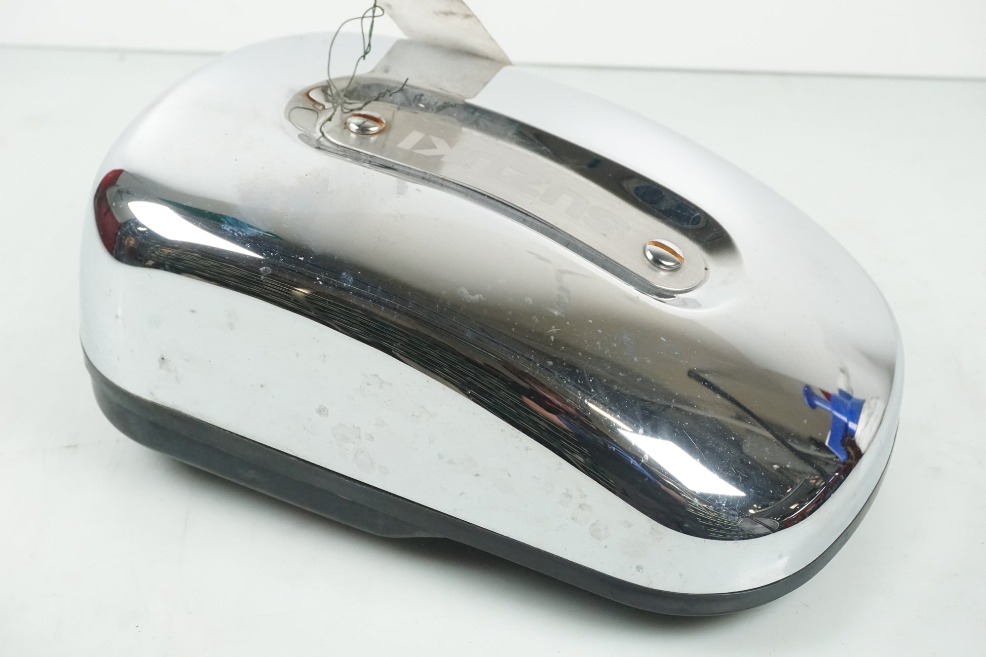 Vänster sida på Verktygslåda från en Suzuki VZ 800 -1997 motorcykel.