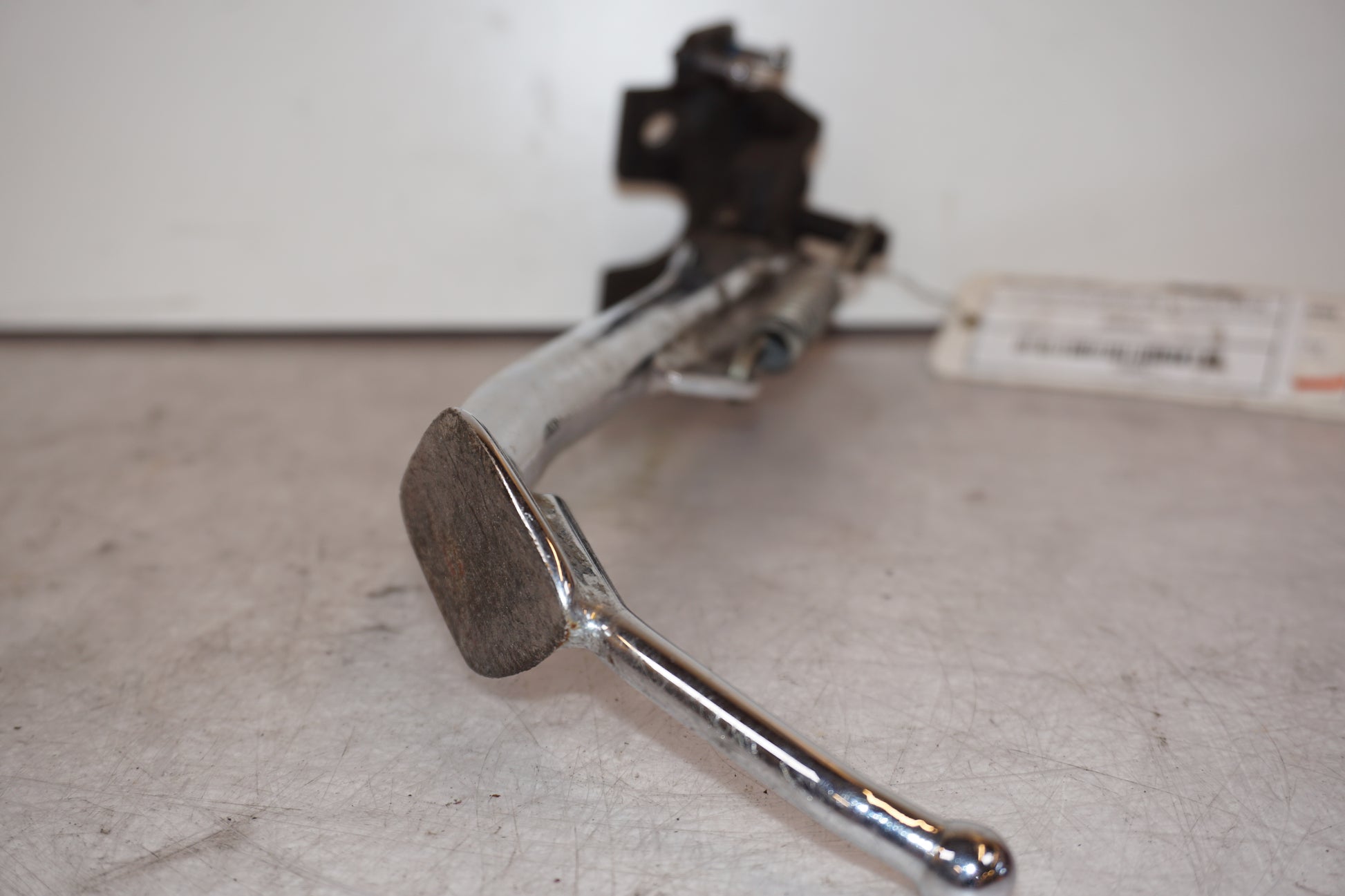 Snett uppifrån på Sidostöd från en Triumph Rocket III -2011 motorcykel.