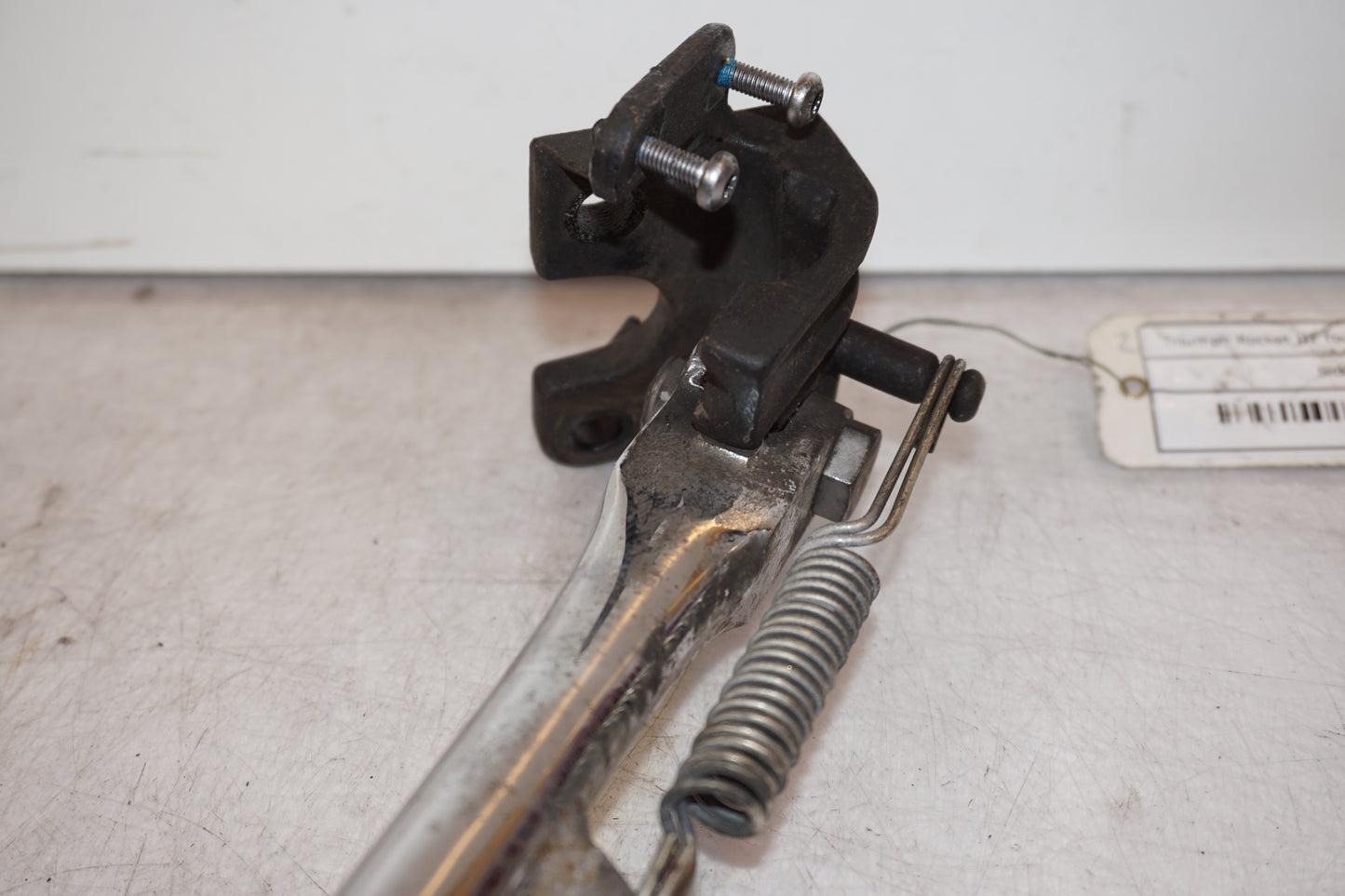 Snett nerifrån på Sidostöd från en Triumph Rocket III -2011 motorcykel.