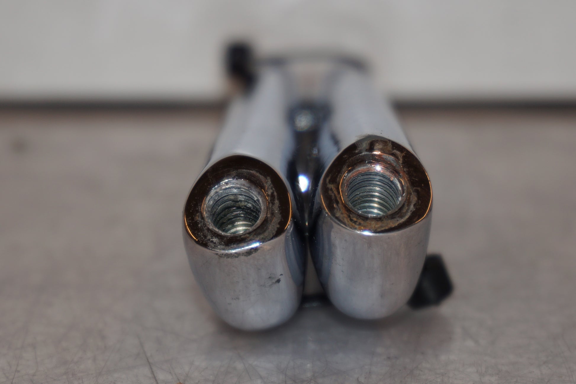 Snett nerifrån på <p>2st krom</p>

<p>Eftermarknad</p> motorcykel.