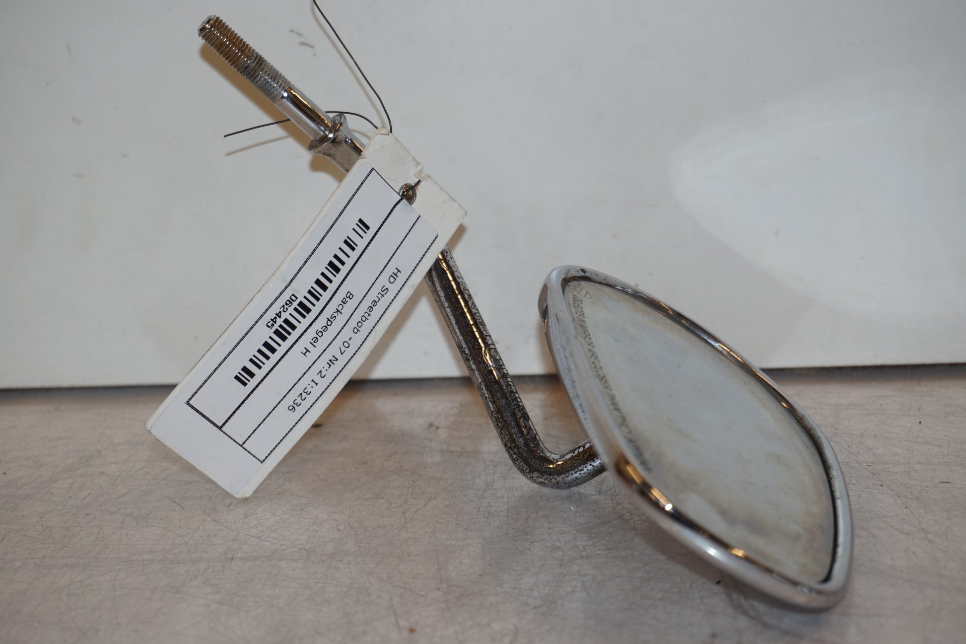 Höger sida på Backspegel från en H-D Dyna Street Bob FXDB/I -2007 motorcykel.