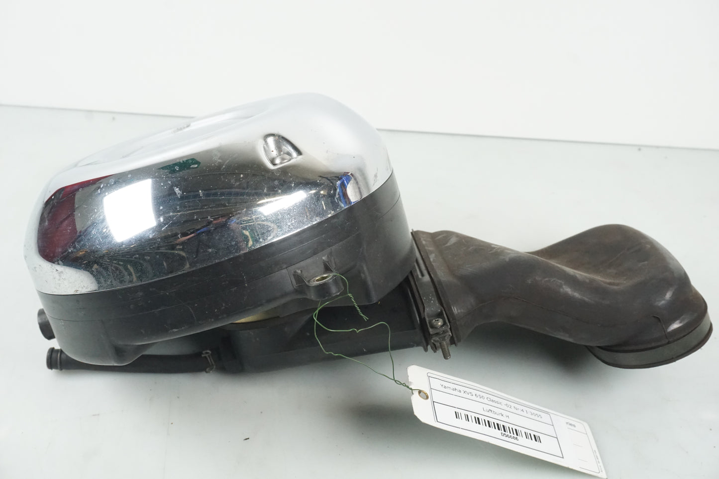 Vänster sida på Luftburk från en Yamaha XVS 650 -2002 motorcykel.