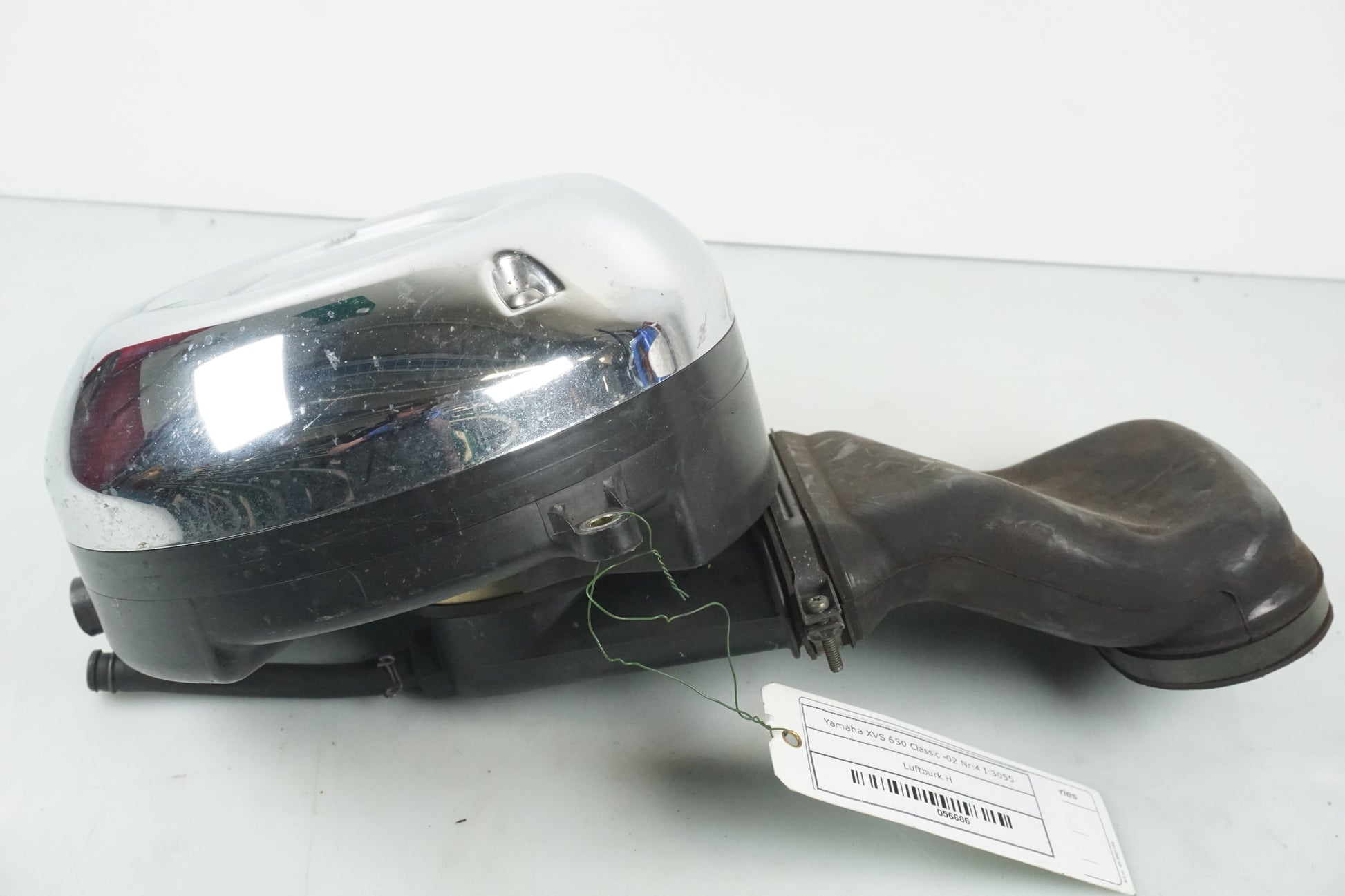 Vänster sida på Luftburk från en Yamaha XVS 650 -2002 motorcykel.