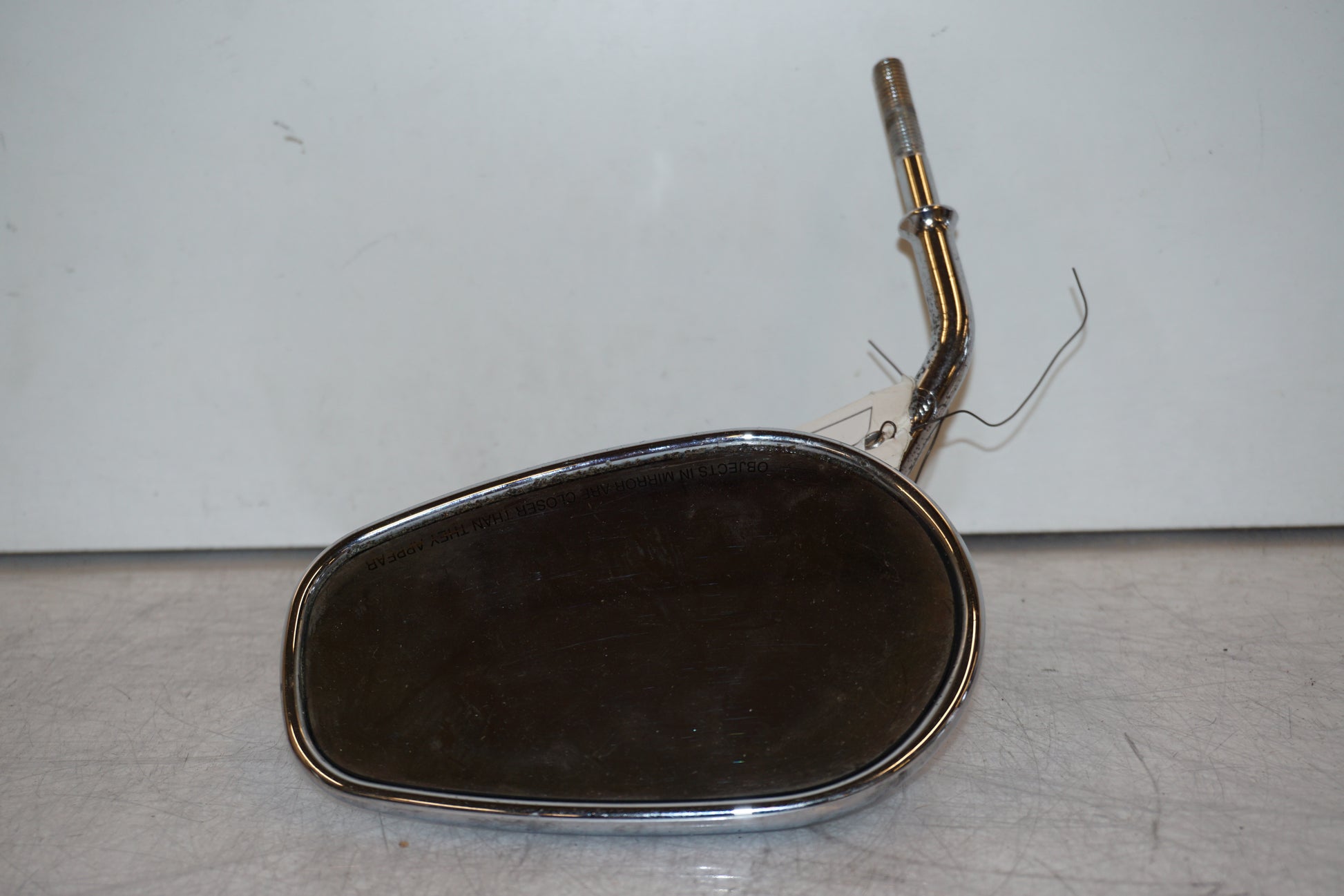 Vänster sida på Backspegel från en H-D Dyna Street Bob FXDB/I -2007 motorcykel.