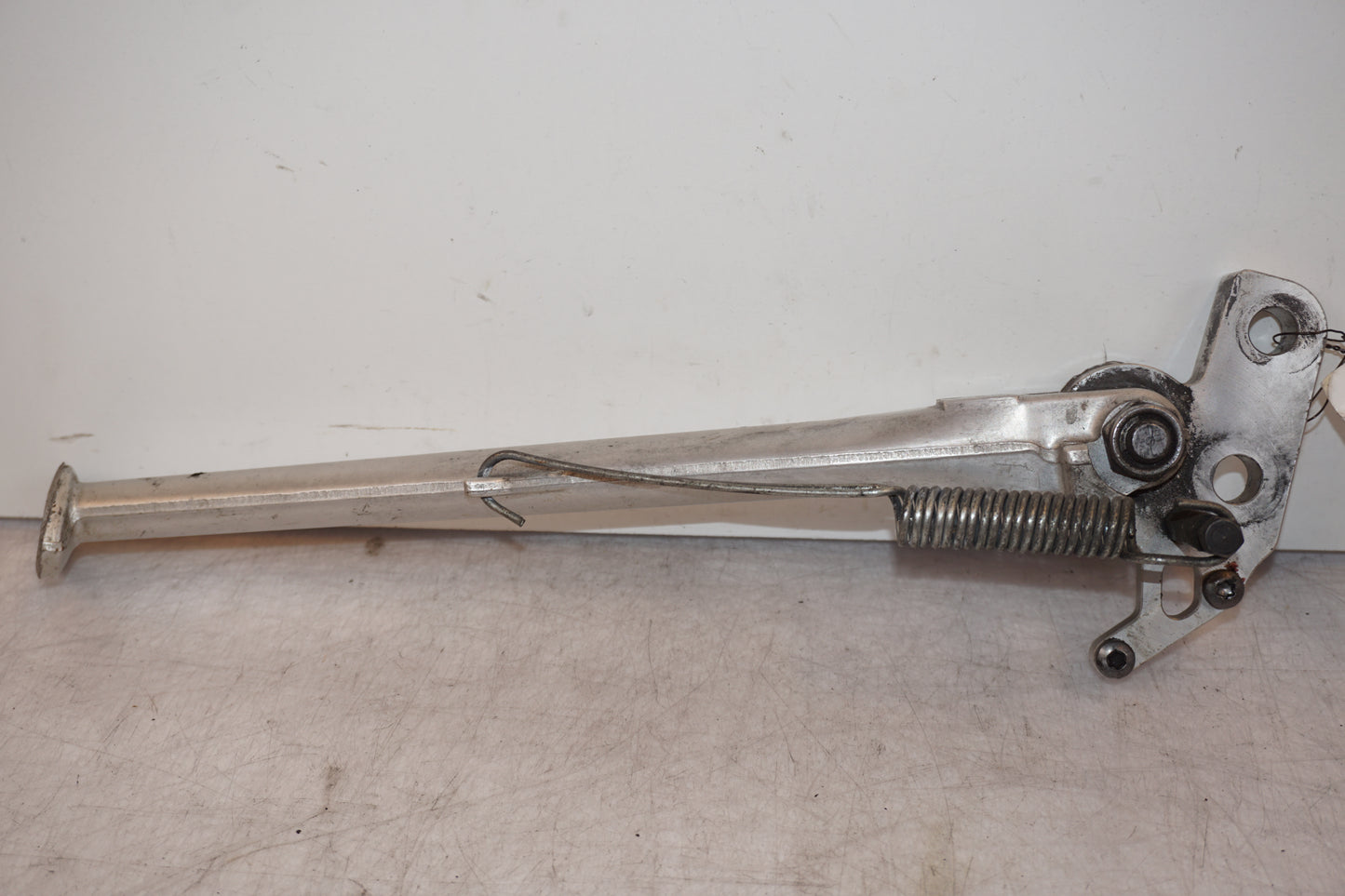 Framsidan på Sidostöd från en Triumph Street Triple -2009 motorcykel.