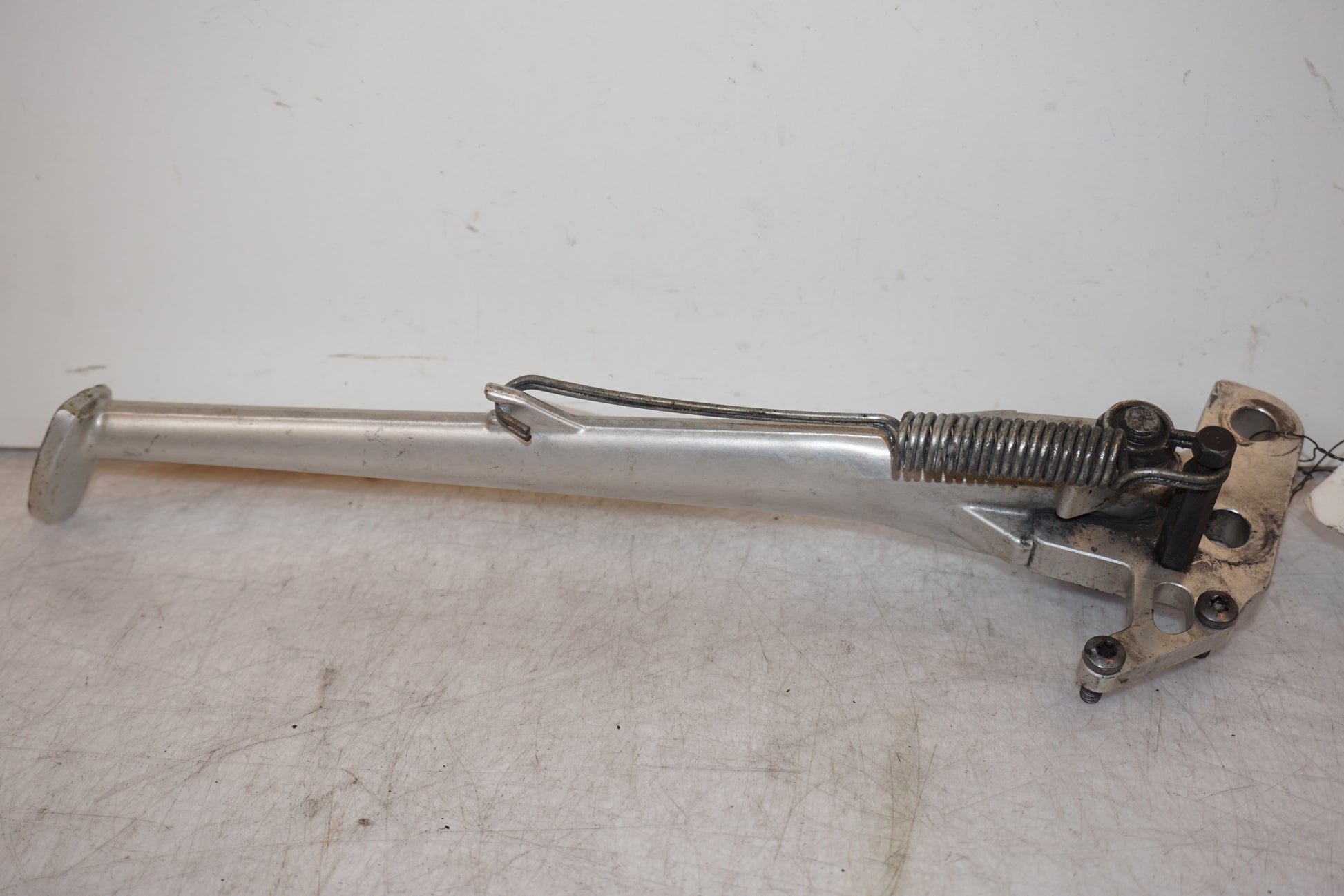 Baksidan på Sidostöd från en Triumph Street Triple -2009 motorcykel.