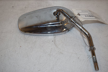 Snett nerifrån på Backspegel från en H-D Dyna Street Bob FXDB/I -2007 motorcykel.