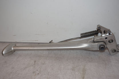 Höger sida på Sidostöd från en Triumph Street Triple -2009 motorcykel.