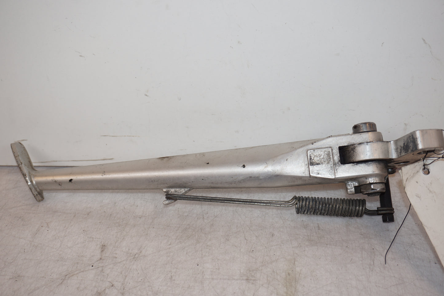 Vänster sida på Sidostöd från en Triumph Street Triple -2009 motorcykel.