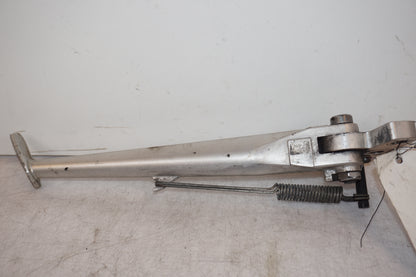 Vänster sida på Sidostöd från en Triumph Street Triple -2009 motorcykel.