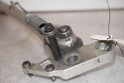 Snett nerifrån på Sidostöd från en Triumph Street Triple -2009 motorcykel.