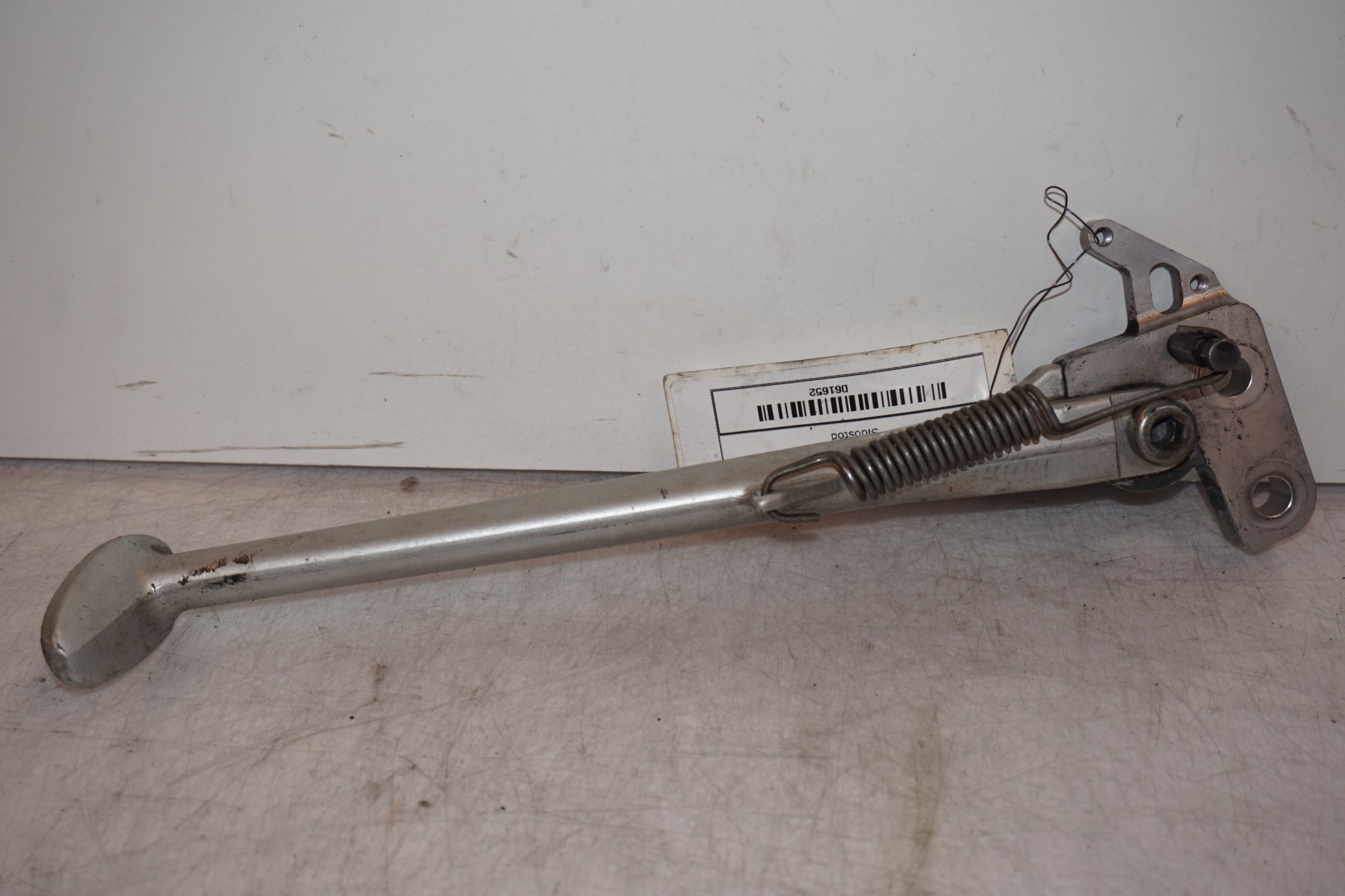 Framsidan på Sidostöd från en Triumph Daytona 675 -2006 motorcykel.