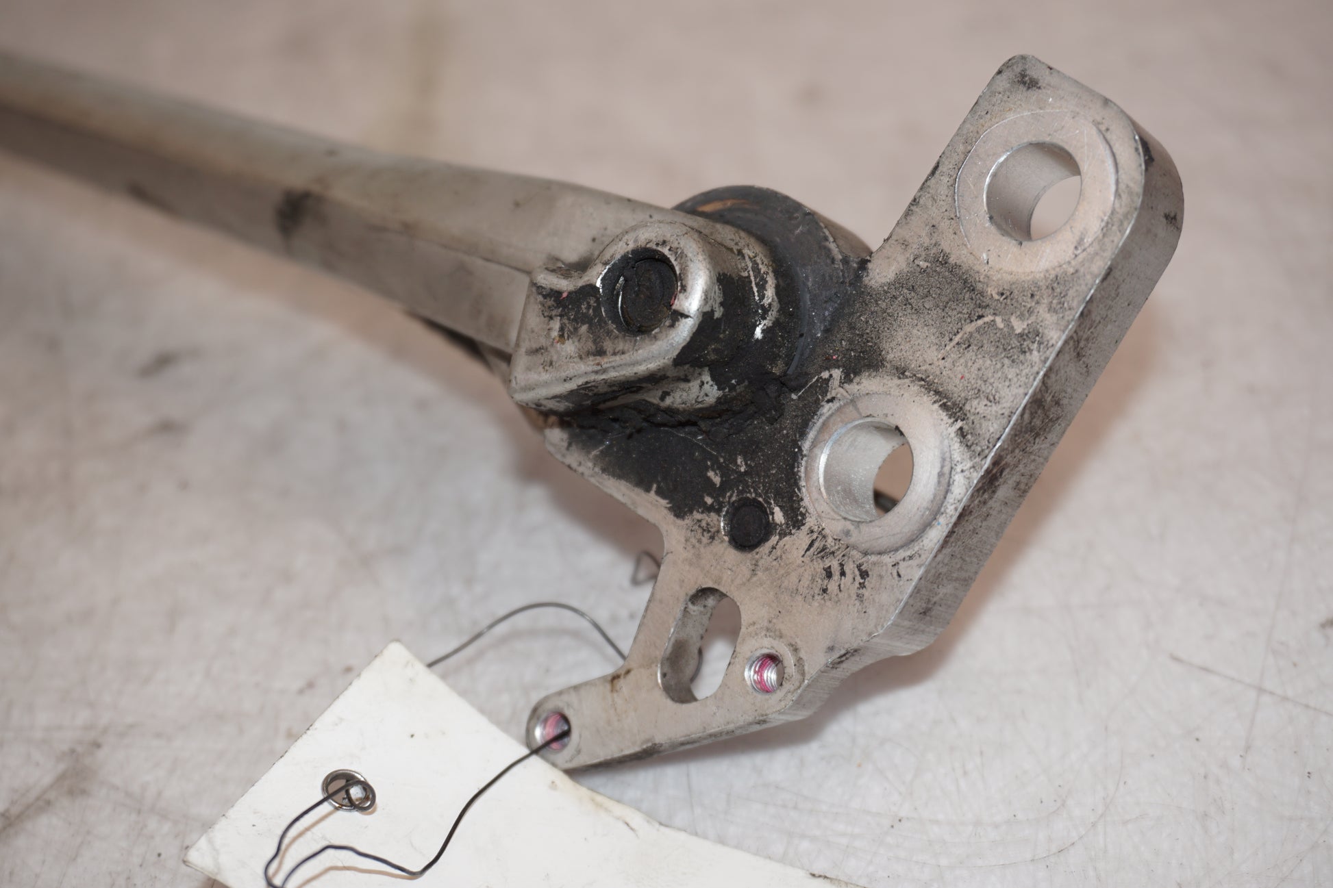 Snett uppifrån på Sidostöd från en Triumph Daytona 675 -2006 motorcykel.