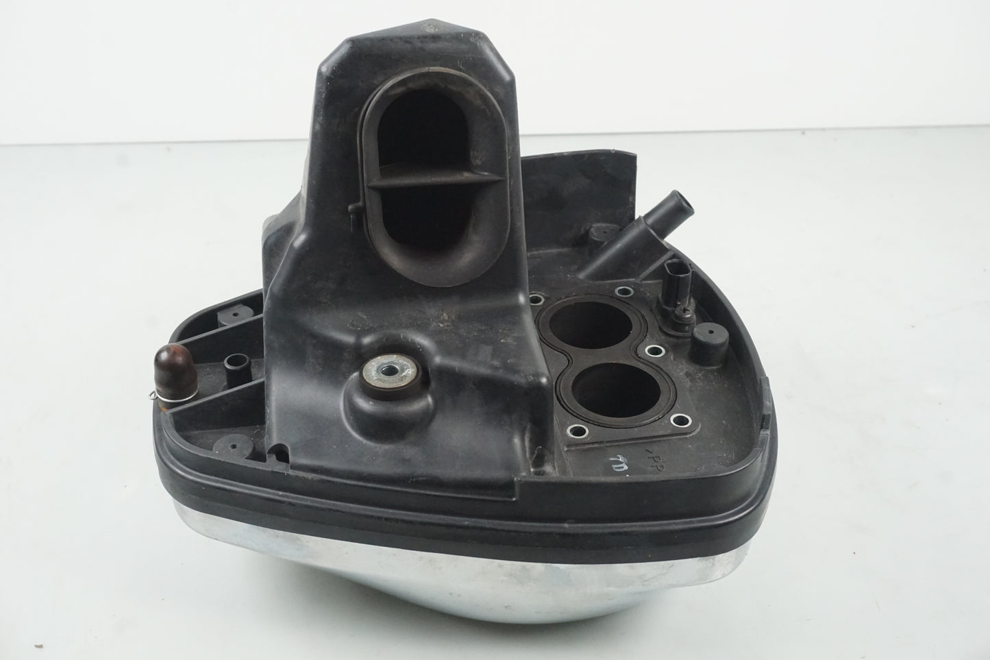 Vänster sida på Luftburk från en Kawasaki VN 900 -2007 motorcykel.